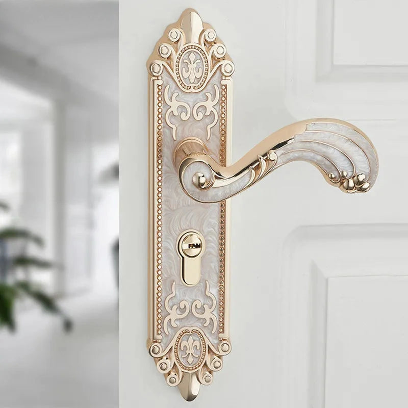 Poignée de Porte Baroque sur Plaque avec Serrure à Clé, 4 Finitions, vue 2