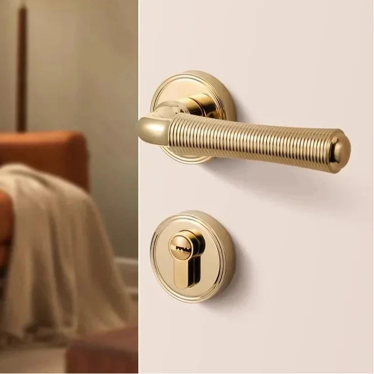 https://cdn.shopify.com/s/files/1/1012/9014/8165/files/poignee_de_porte_interieure.png?v=1769807135