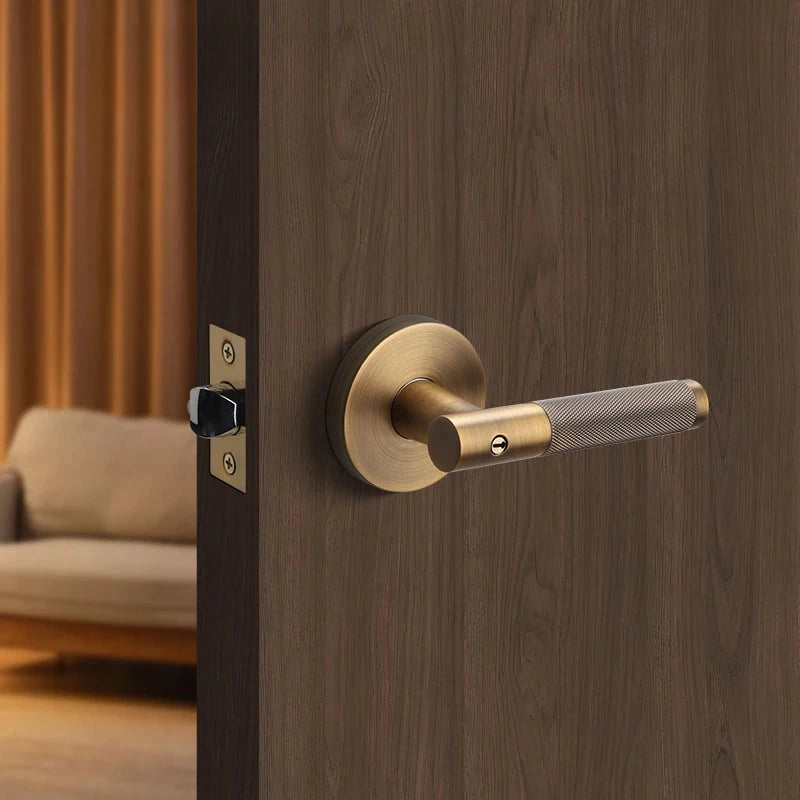 Poignée de Porte Moletée à Clé Intégrée sur Rosace Ronde, 4 Finitions, vue 5