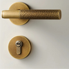Poignée de porte en laiton brossé martelé avec serrure encastrable – Kit doré mat complet