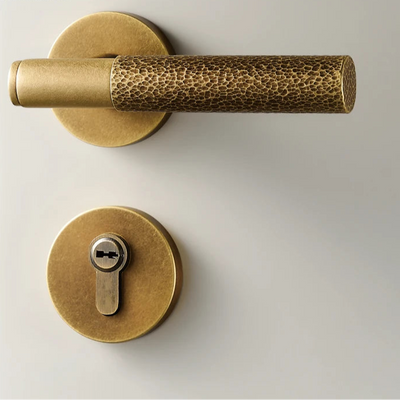 Poignée de porte en laiton brossé martelé avec serrure encastrable – Kit doré mat complet
