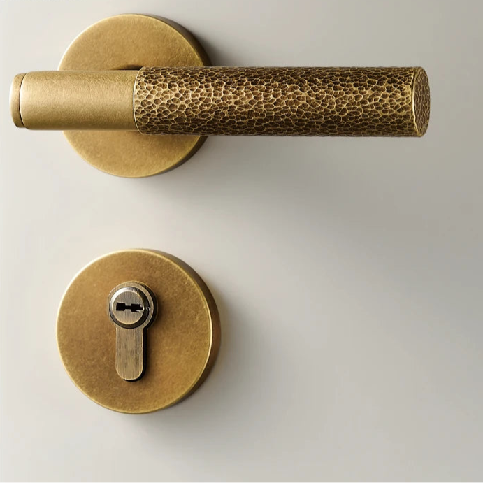Poignée de porte en laiton brossé martelé avec serrure encastrable – Kit doré mat complet