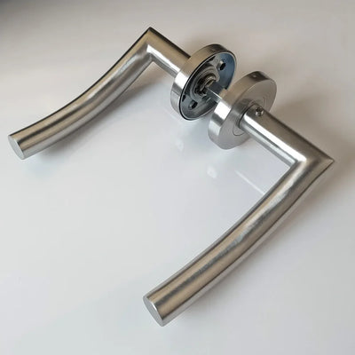 Poignée de Porte Intérieure Inox, Béquille Arquée et Rosaces de Clé, vue 2