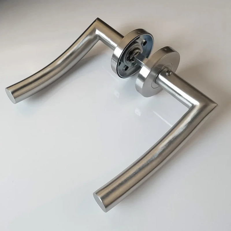 Poignée de Porte Intérieure Inox, Béquille Arquée et Rosaces de Clé, vue 2