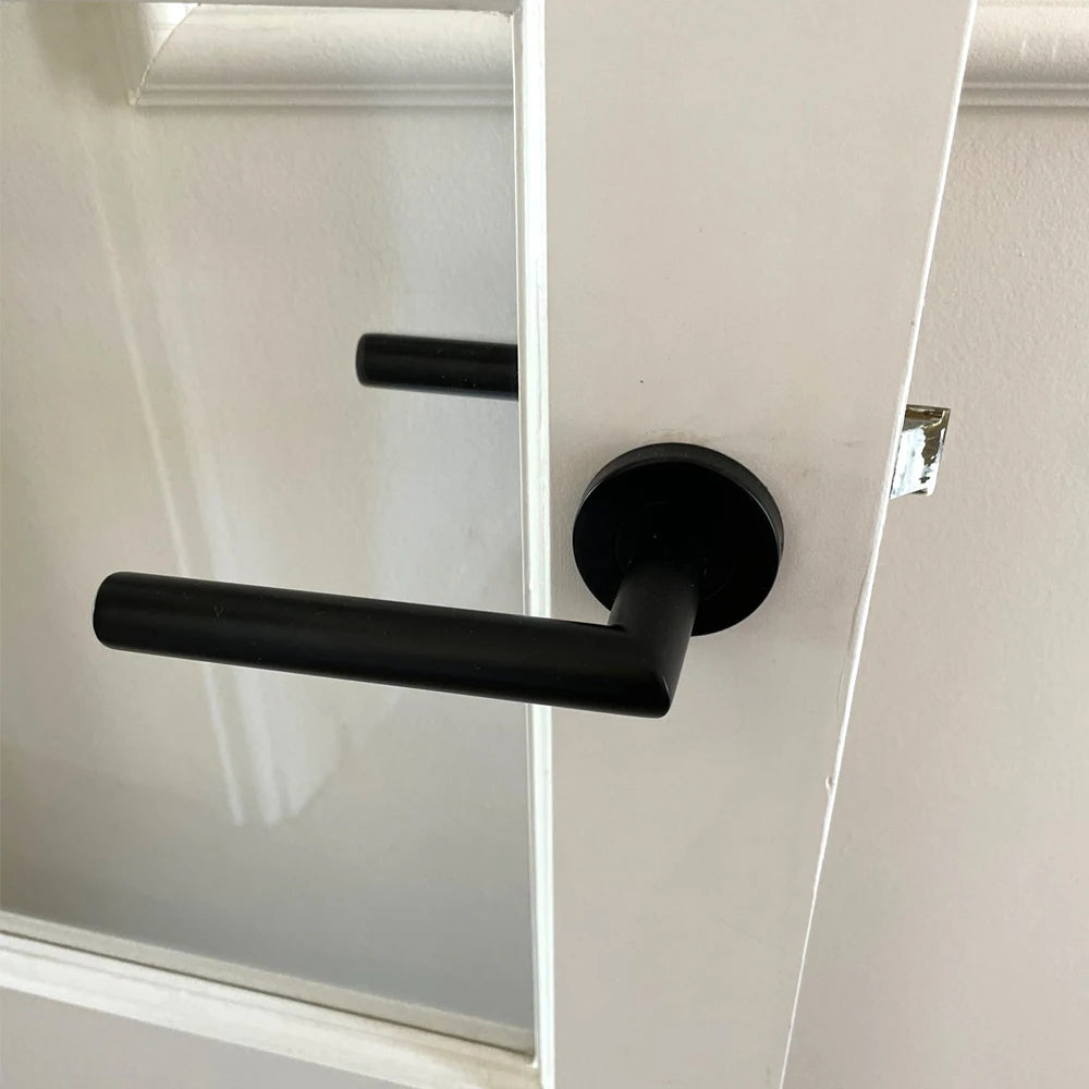 Poignée de Porte Noire Moderne en Acier Inoxydable – Finition Mate sur Rosace, Idéale pour Porte Intérieure