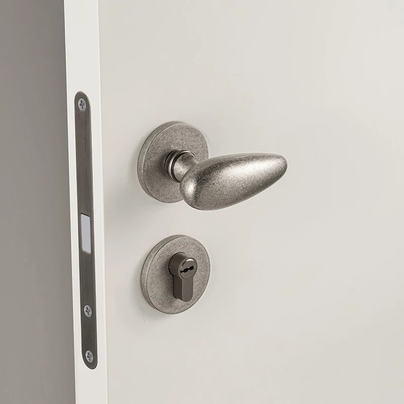 Poignée de porte en laiton vieilli argent avec serrure encastrable – Design vintage pour intérieur élégant