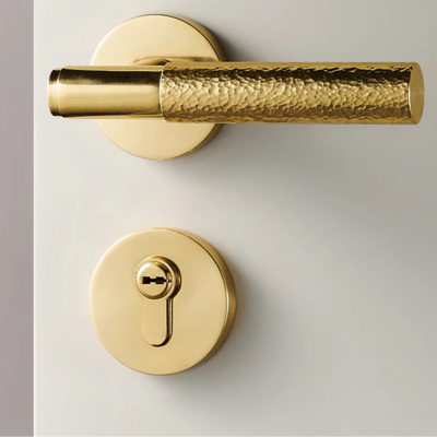 Poignée de porte dorée en laiton massif martelé avec serrure encastrable et cylindre