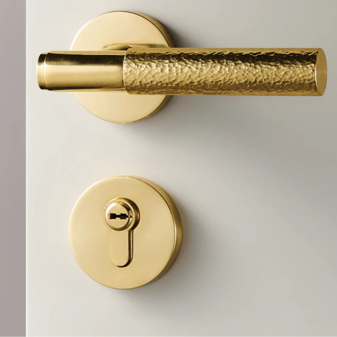 Poignée de porte dorée en laiton massif martelé avec serrure encastrable et cylindre
