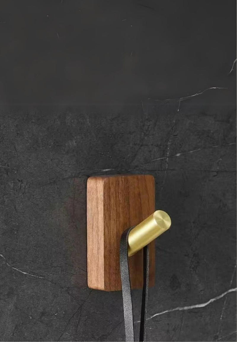 Patère Murale Design en Bois Foncé, Crochet Cylindrique Doré, 8 cm