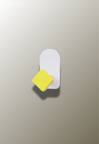 Patère Murale Enfant Losange Jaune en Bois sur Plaque Blanche