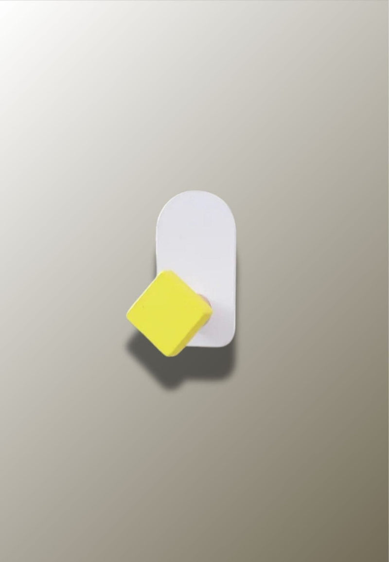 Patère Murale Enfant Losange Jaune en Bois sur Plaque Blanche