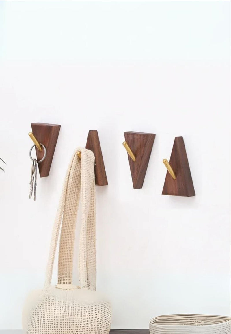 Patère Murale Triangle Pointe en Bas en Bois Clair, Crochet Doré, vue 2