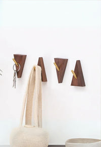 Patère Murale Triangle en Bois Clair, Crochet Doré Incliné, vue 2
