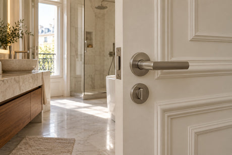 Porte de salle de bain avec poignée à condamnation