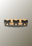 Porte-Manteau Mural Enfant 3 Crochets Nœud Papillon Noirs sur Planche en Bois