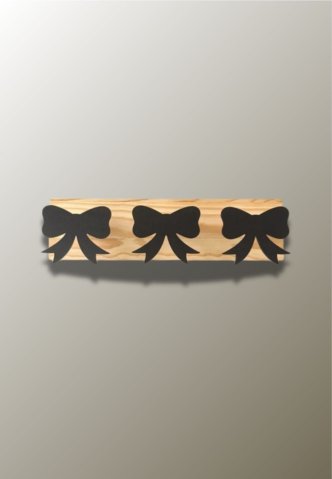 Porte-Manteau Mural Enfant 3 Crochets Nœud Papillon Noirs sur Planche en Bois